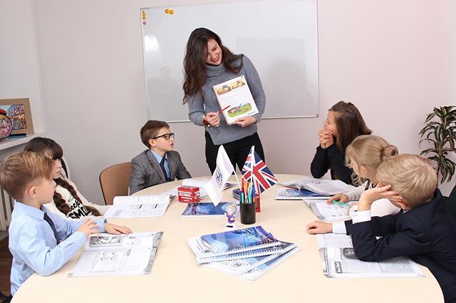 Английский с нуля для детей пользуется спросом, большинство родителей понимают, что изучение иностранного языка нужно начинать с детства. 